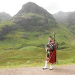 Škotska v eni sliki - zelenje, dež, kilt in dude